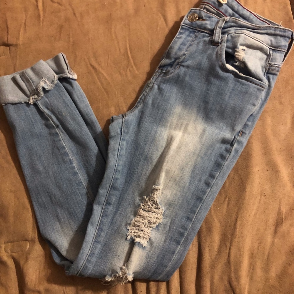 Ripped jeans, cuffed ankle